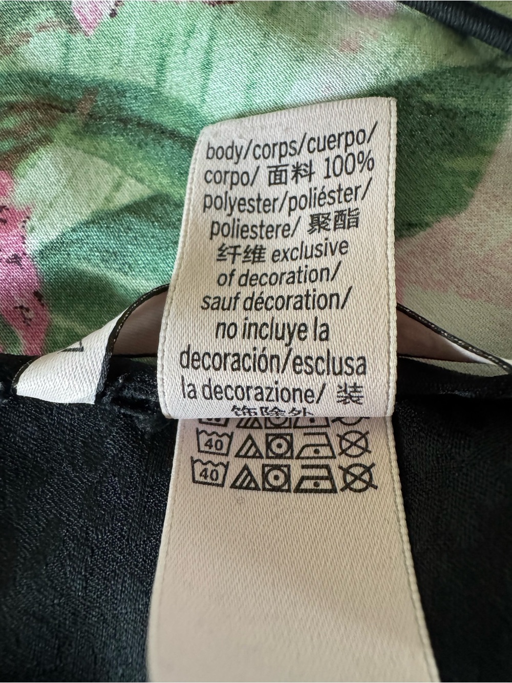 Victoria's Secret, floral-patterned two-piece satin pajama set or loungewear. - Picture 11 of 11